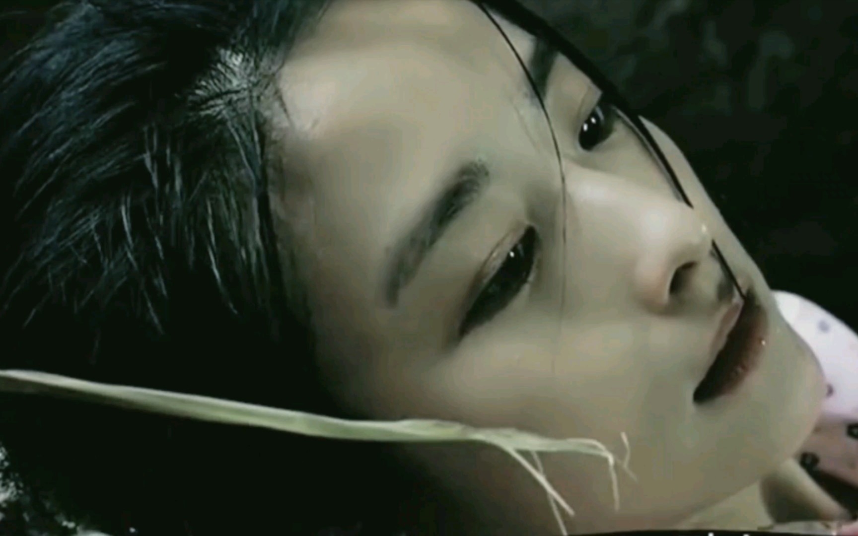 小寡妇在山洞里避雨换衣服,不料被男子强行要求打扑克,惨了!