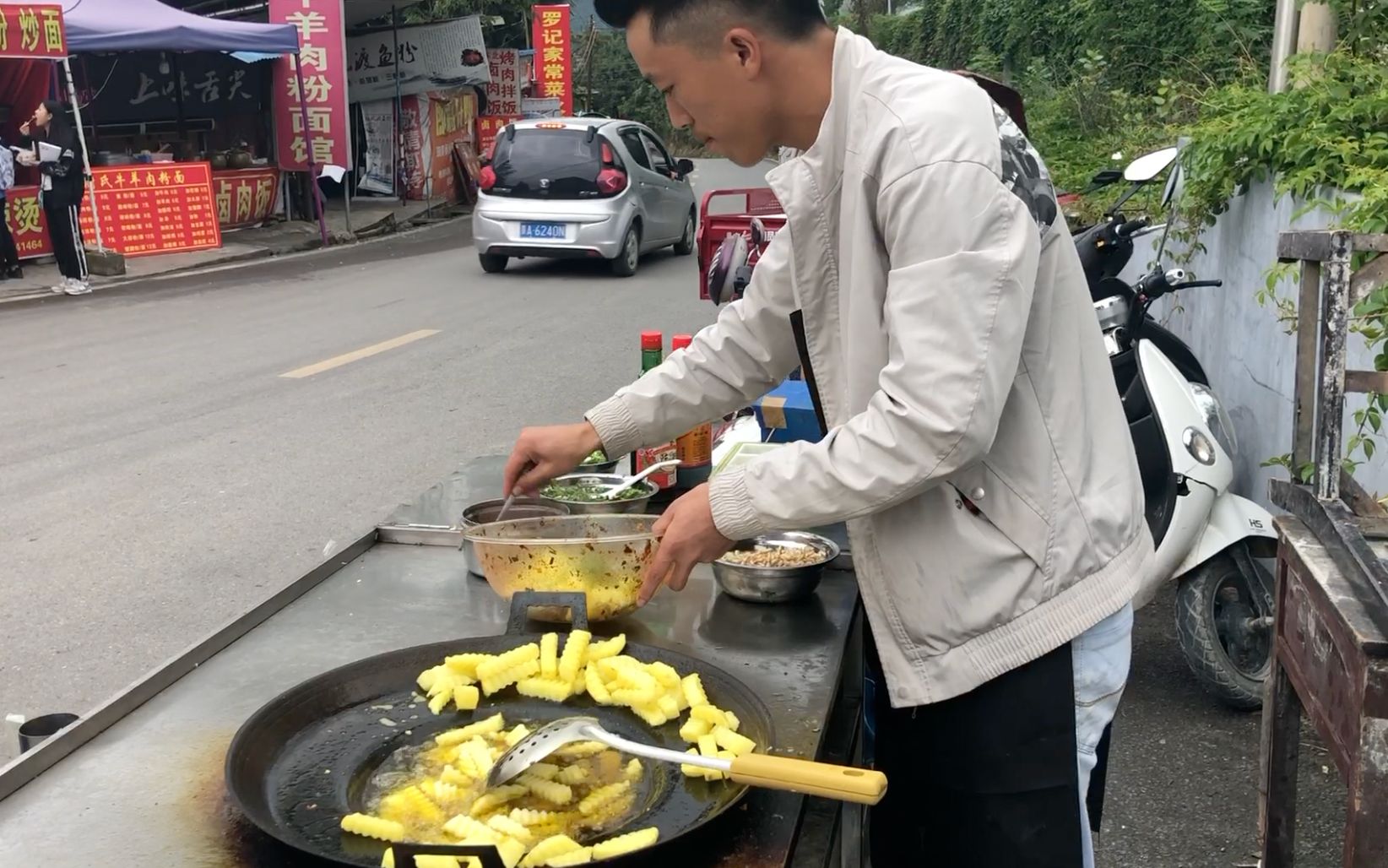 大四法学生摆摊卖炸洋芋,日赚300元:父母不支持_哔哩哔哩_bilibili