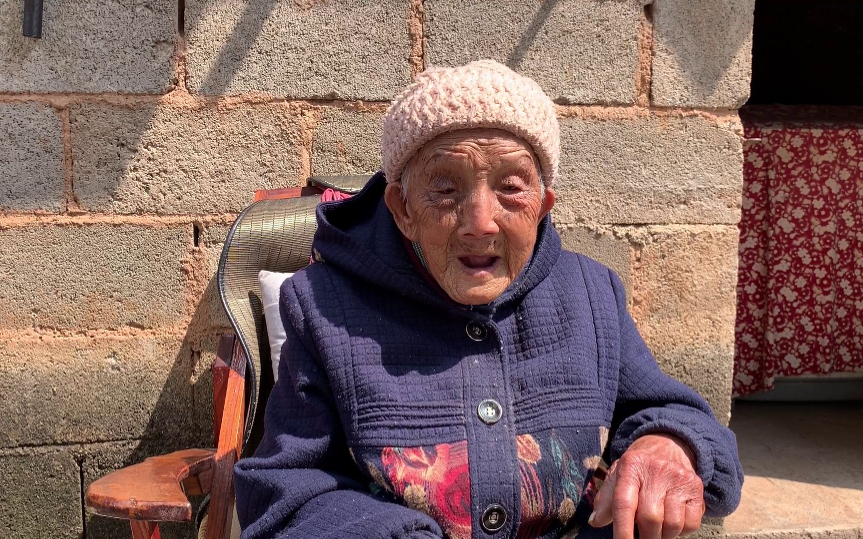 奶奶问孙子天上有几个太阳孙子这样回答95岁老人无言以对