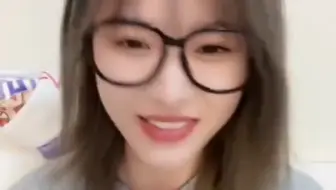 柏欣妤：我正常说话你们说我凶，我夹你们又要出坑，我甜不甜