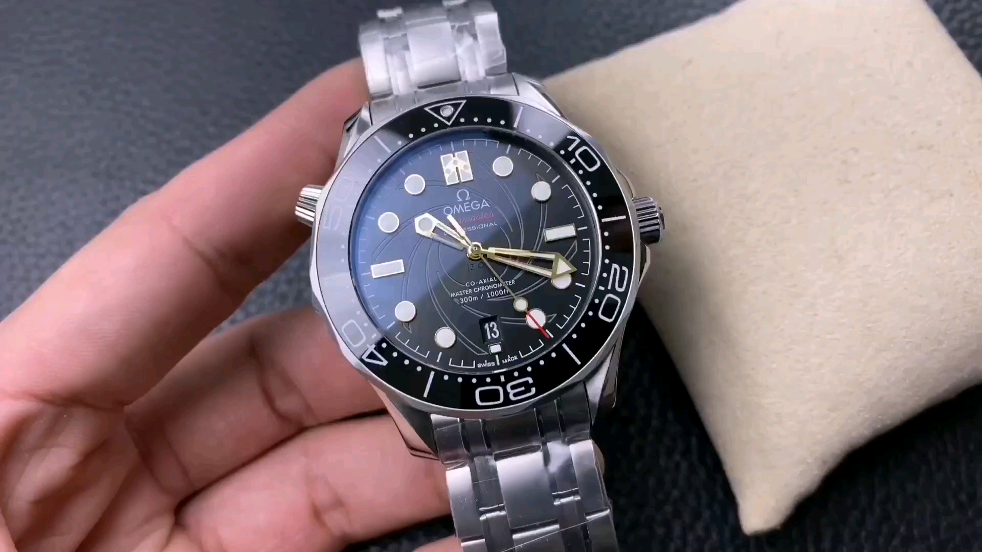 vs欧米茄海马300m女王密使  007詹姆斯邦德 钢带  8800机芯