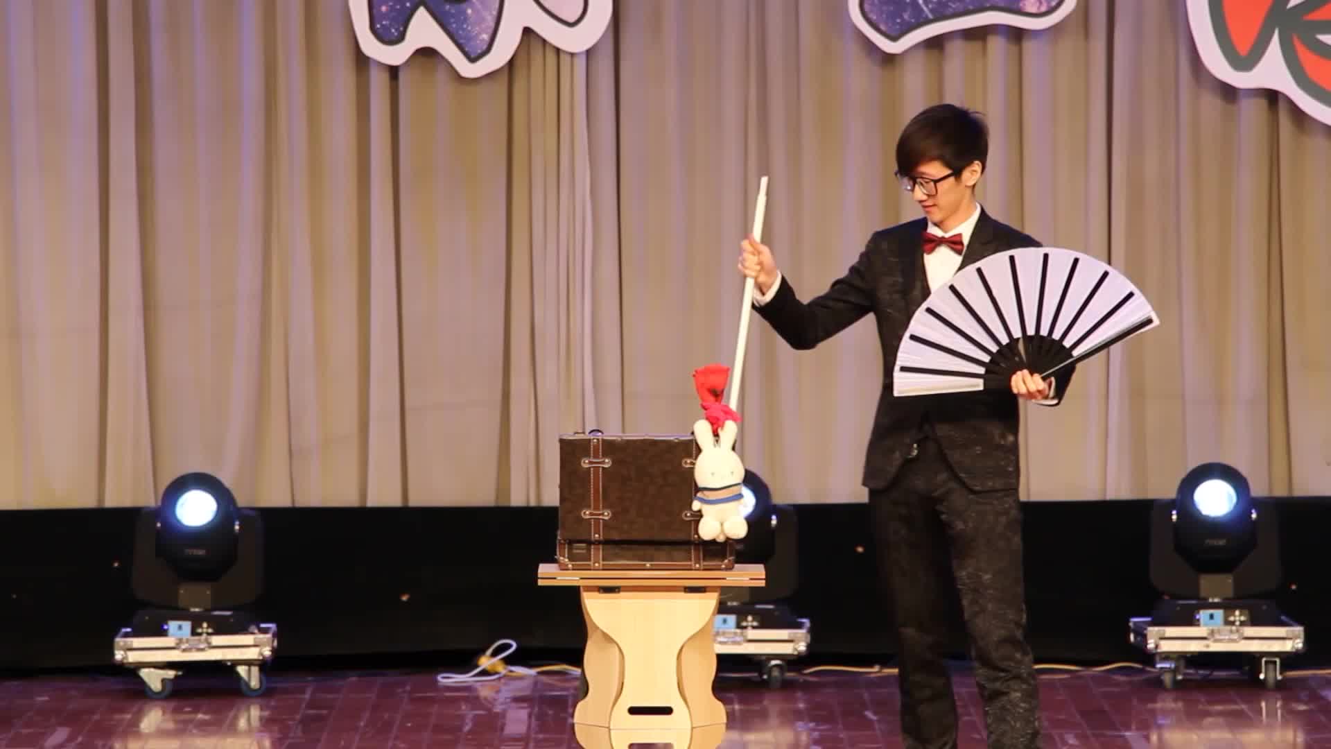 这位小帅哥表演这几个简单的魔术让现场的观众看的很目瞪口呆