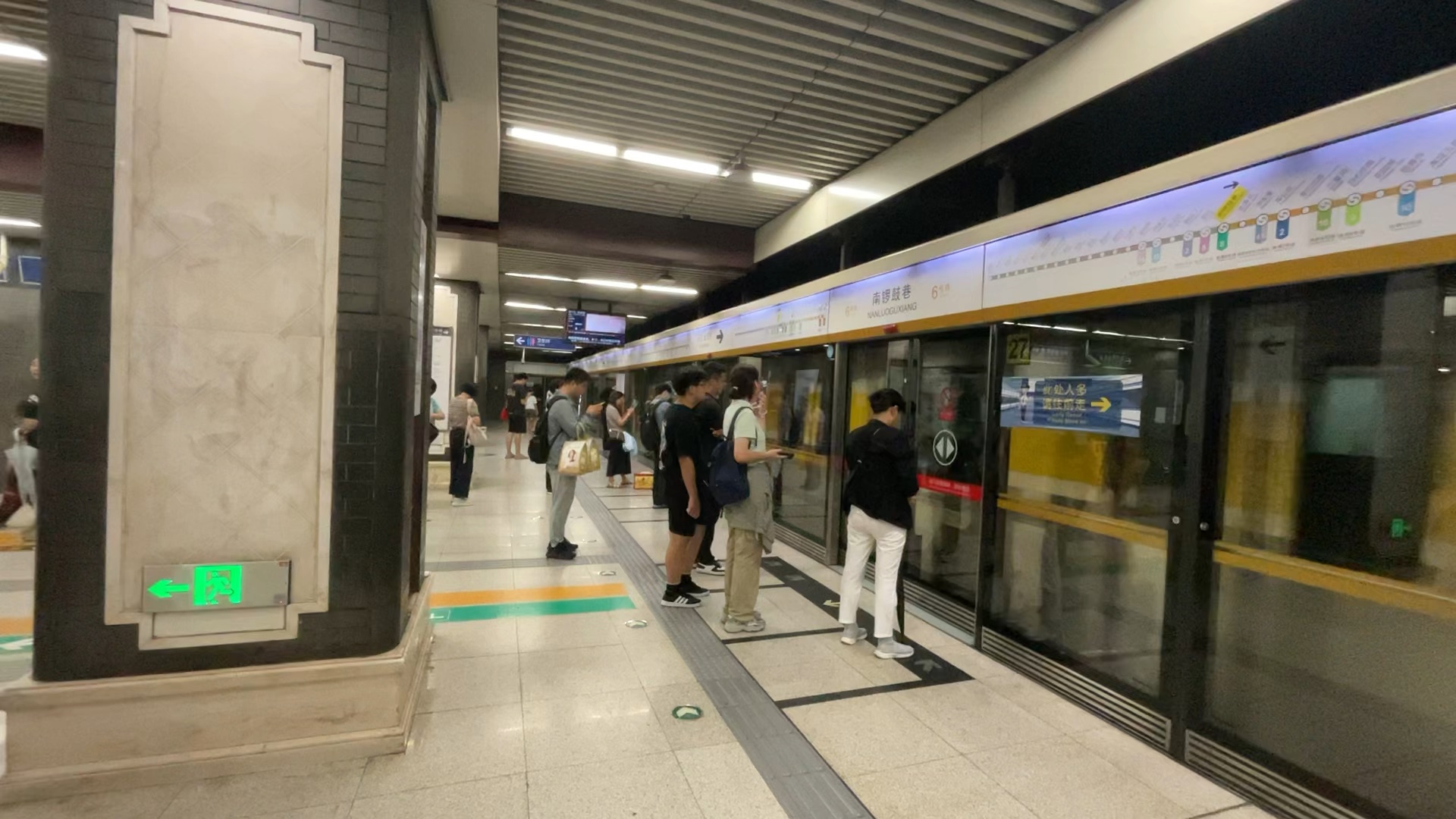北京地铁6号线 南锣鼓巷站进站