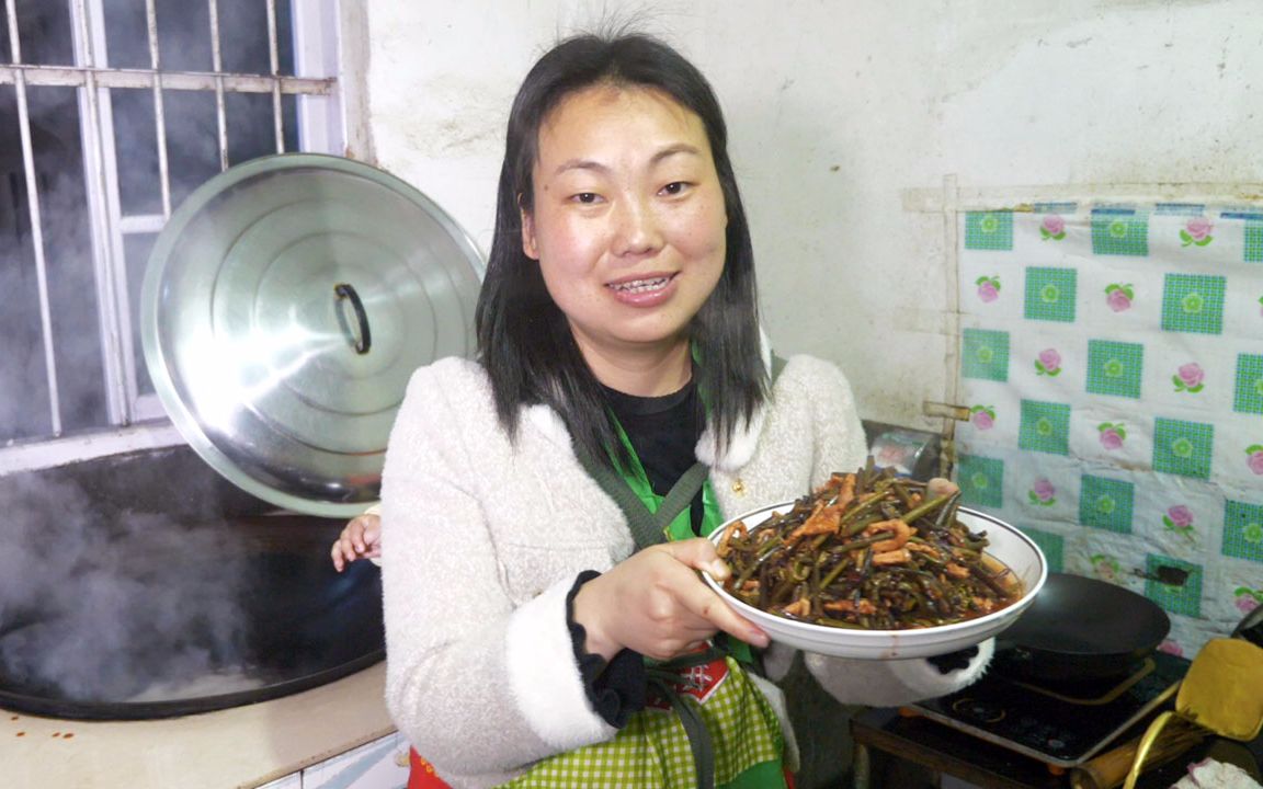 摘了点蕨菜回来,农村媳妇大铁锅做蕨菜炒肉,看得我好想吃
