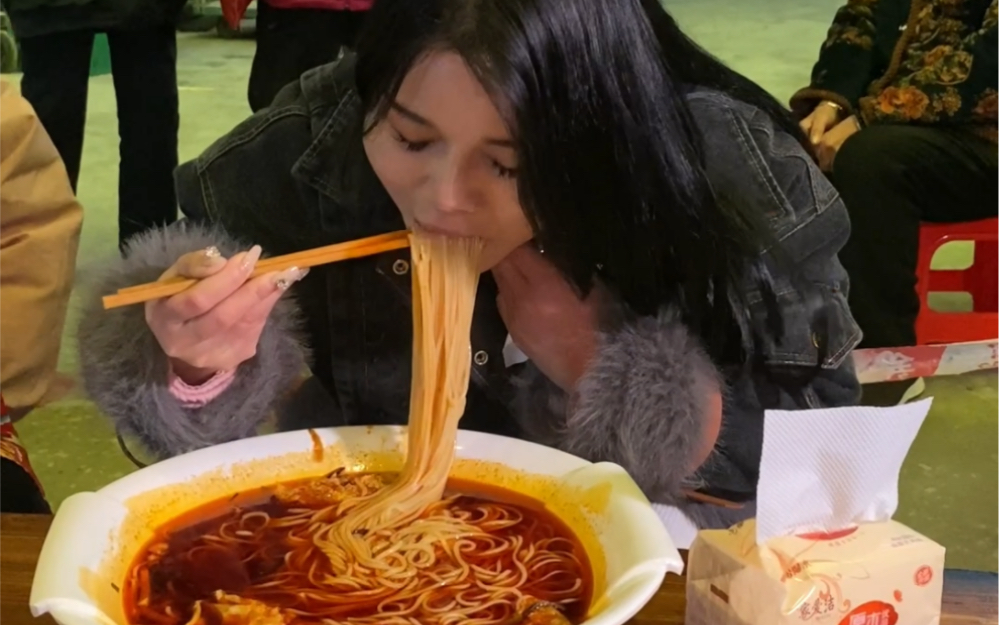 崇左美女来挑战螺蛳粉,她吃得又快又能吃辣!