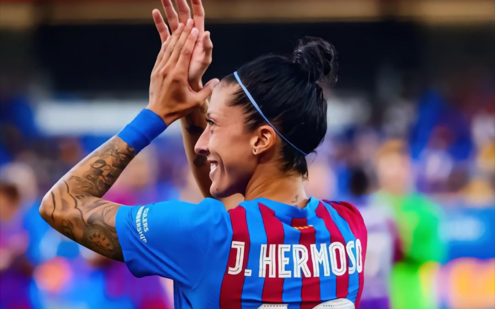 学梅西!西班牙女足埃尔莫索床上抱着奖杯,安然入睡