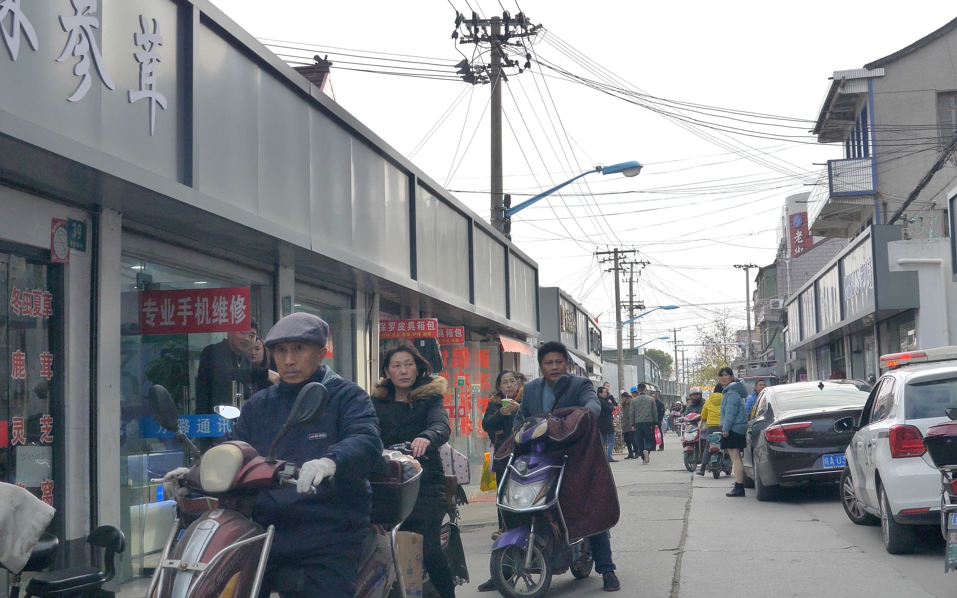 [图]在上海，开车在奉贤奉城老街，人气还挺旺的