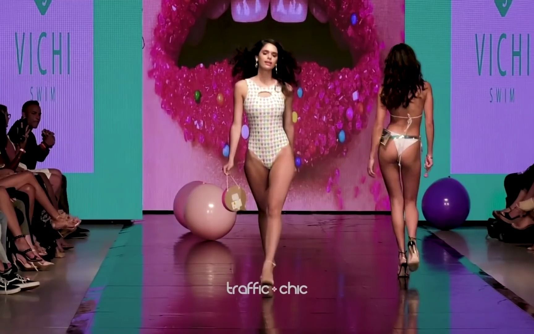 [图]Vichi Swim Art Hearts Fashion Miami Swim Week