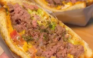 Descargar video: 早餐｜自制双层吉士牛肉饼三明治🥪附做法 #我的宅家美食日记  #笔记灵感  自制的牛肉饼超好吃！真材实料简单易做 馅料满满的三明治吃起来巨幸福！！