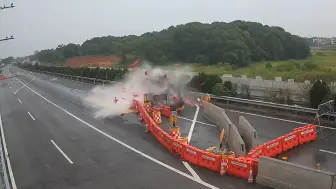 Télécharger la video: 男子称开车时用“自动驾驶”撞上路面水马：擦汗低了头，它没避让