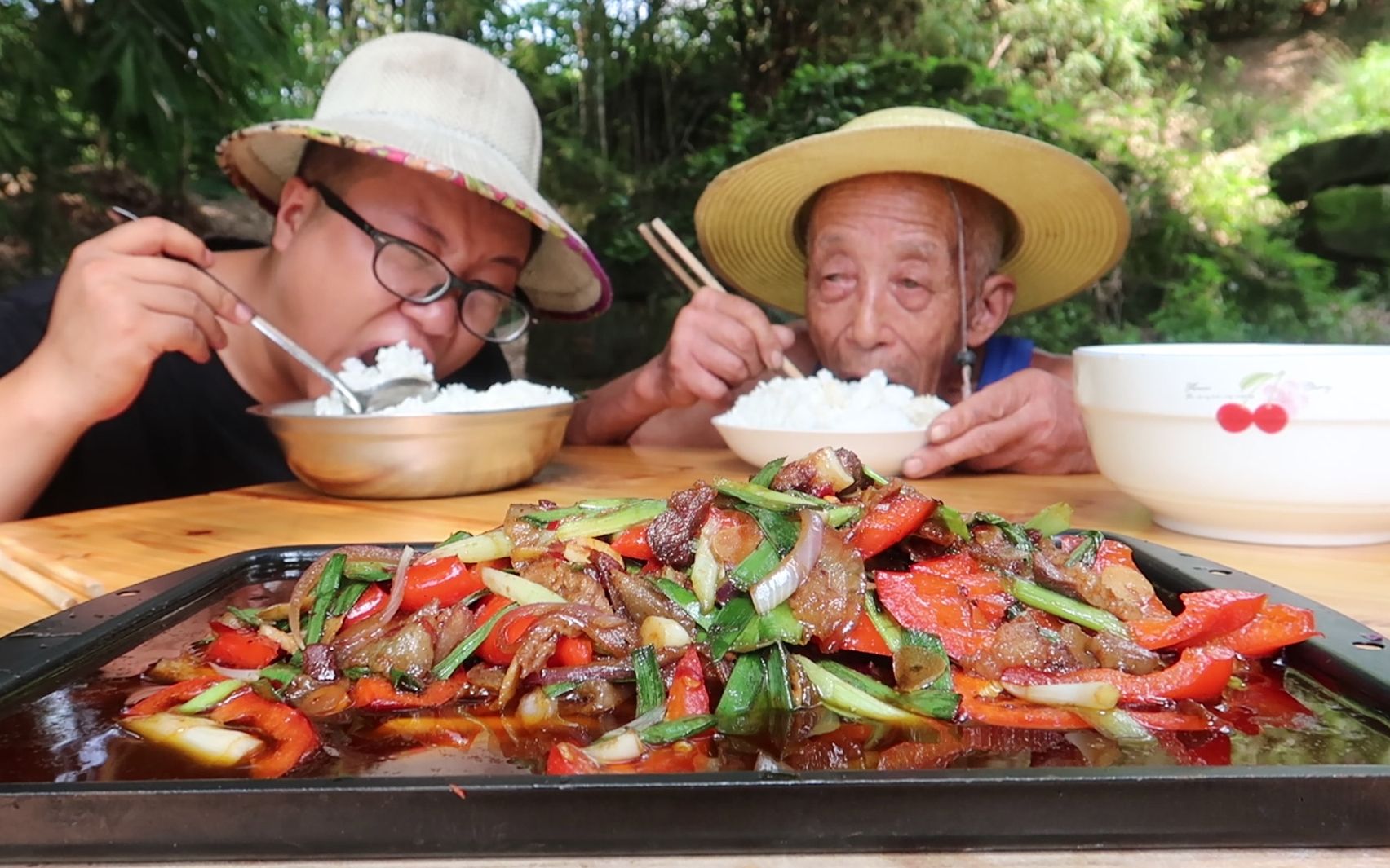 [图]四川农村：回锅肉最正宗的做法，经典四川做法，2斤不够吃