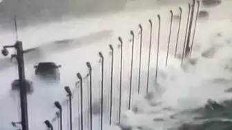 Скачать видео: 飓风“海伦妮”登陆美国：狂风暴雨来袭，大桥遭洪水吞淹