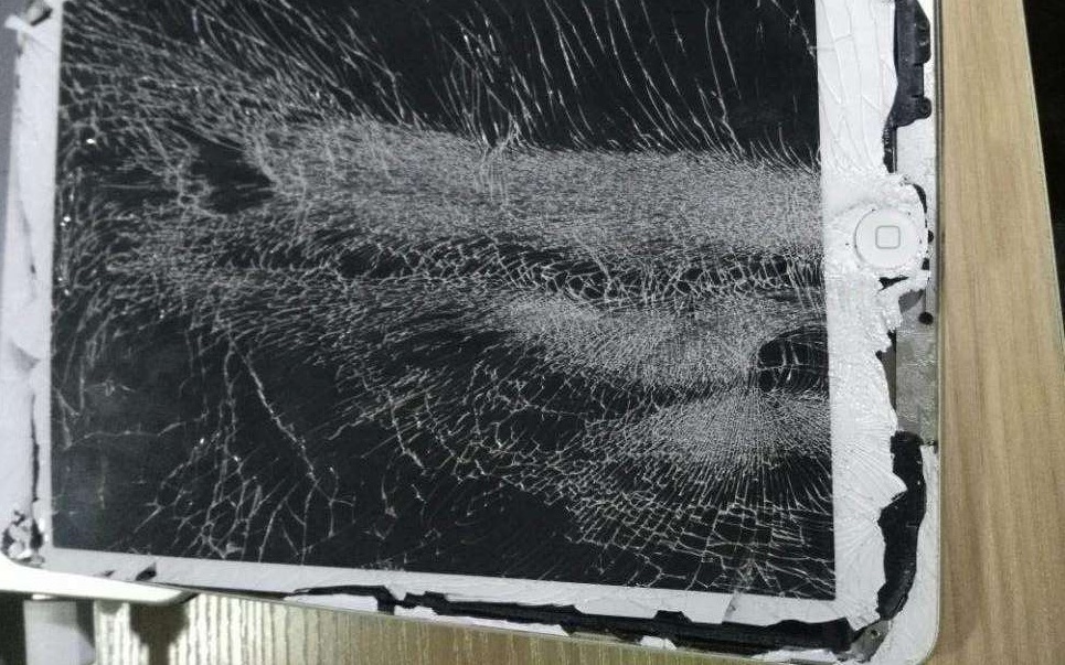 平板维修一个摔的稀巴烂又进水的ipad这么轻松就修好了