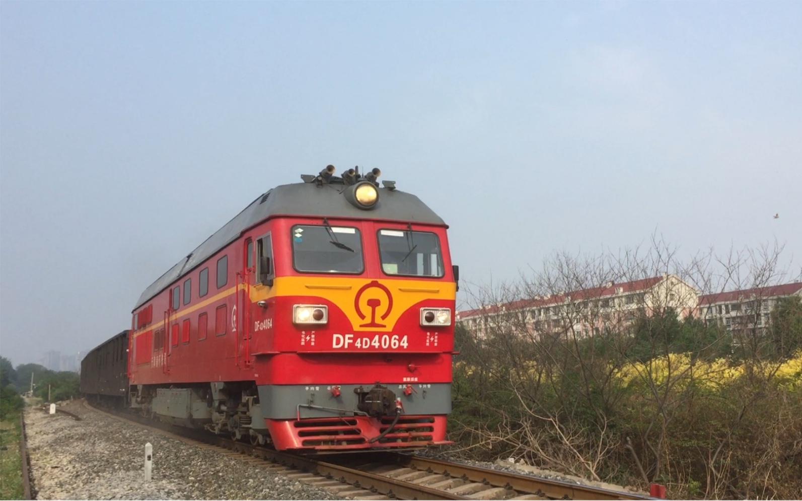 天津南环铁路df4d-4064牵引货列进入李七庄站_哔哩哔哩_bilibili