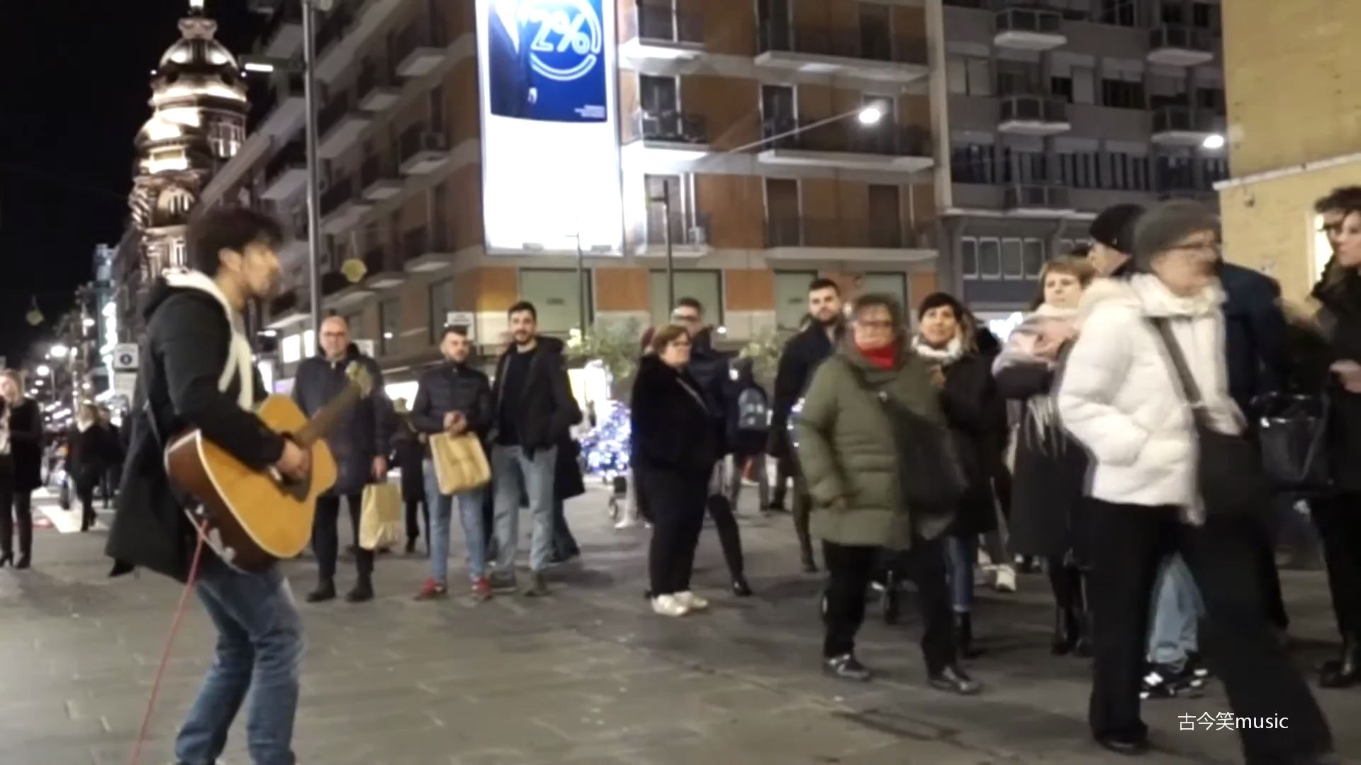 [图]笔弹吉他模仿大提琴小提琴演奏《DANCE MONKEY》 - guitar bowed with PEN in the STREET