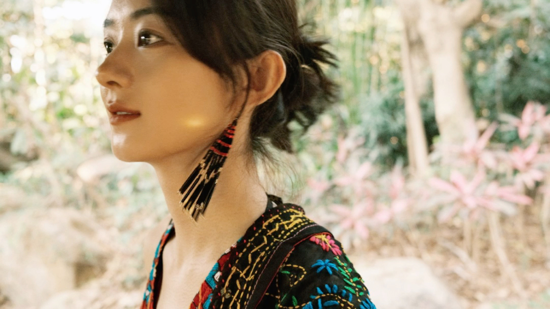 又和周放一起拍照一起玩啦,好多年的好朋友了,恭喜赵丽颖杀青啦!