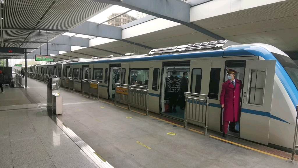 武汉地铁1号线a64车组离开黄浦路站(汉口北方向)及a39车组进入黄浦路