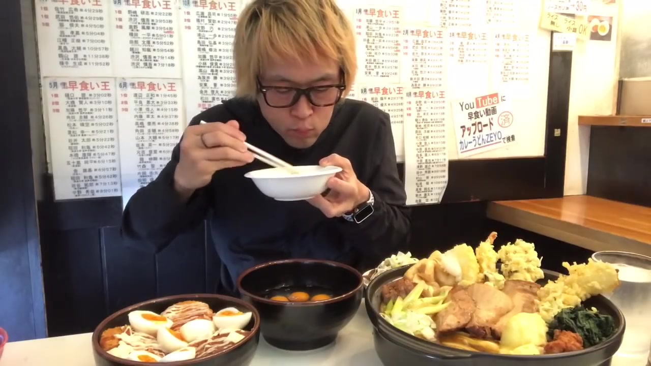 日本大胃王吃播max铃木我试着把咖喱乌冬面铺的所有品项都吃一遍