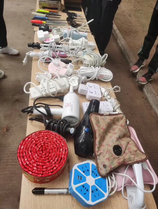 当学校查违禁品时