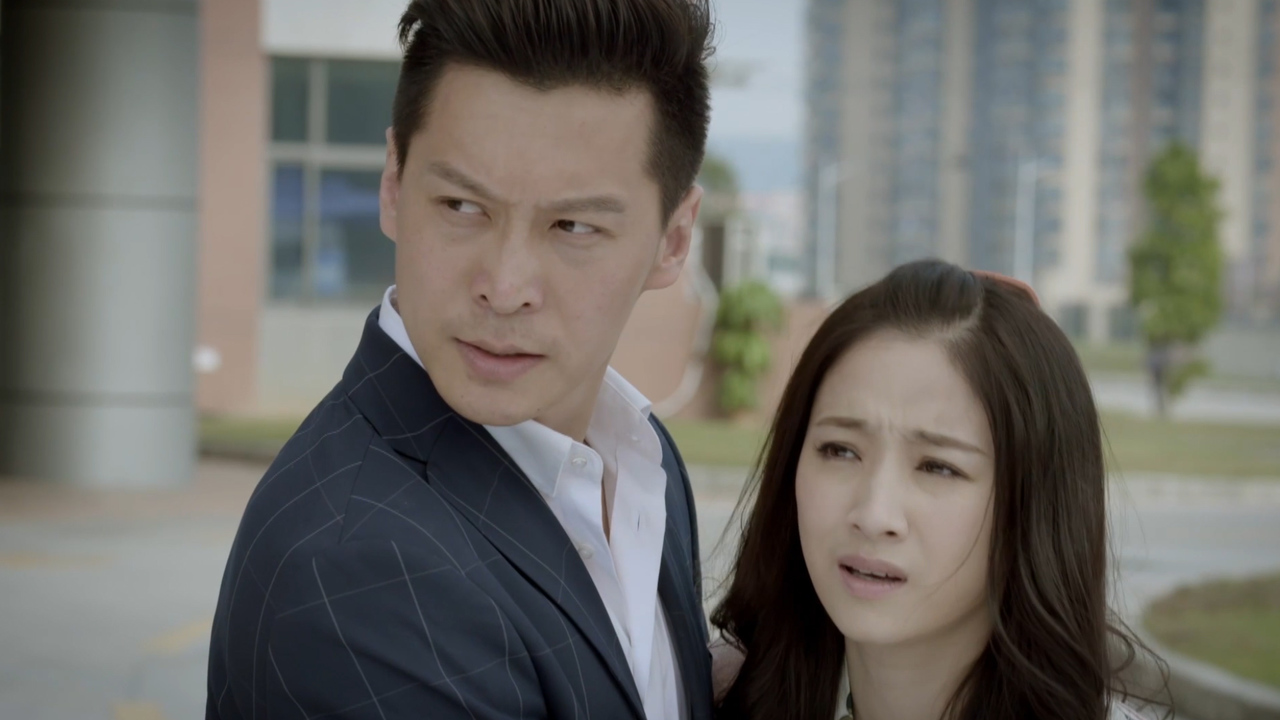 大时代风云录:美女差点被撞,幸得小伙及时相救,运气可真好_哔哩哔哩