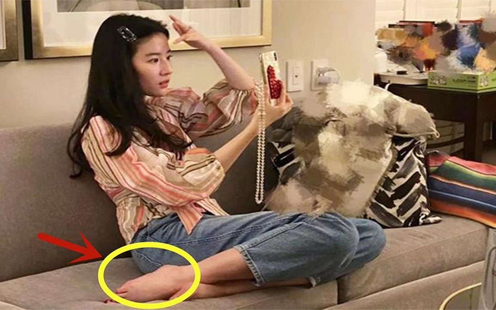 刘亦菲片场脱鞋,看到她的"畸形脚"后,网友:女神露脚丫变大汉