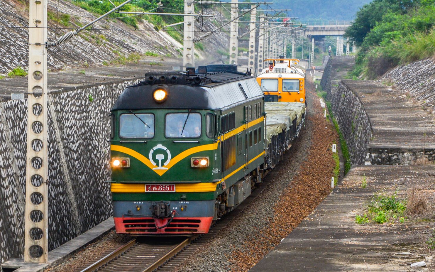 【火车迷】df4b牵引短编组工程车