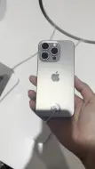 Tải video: iPhone15Pro 钛金属原色实机展示，  原色＞白色。但白色YYDS！