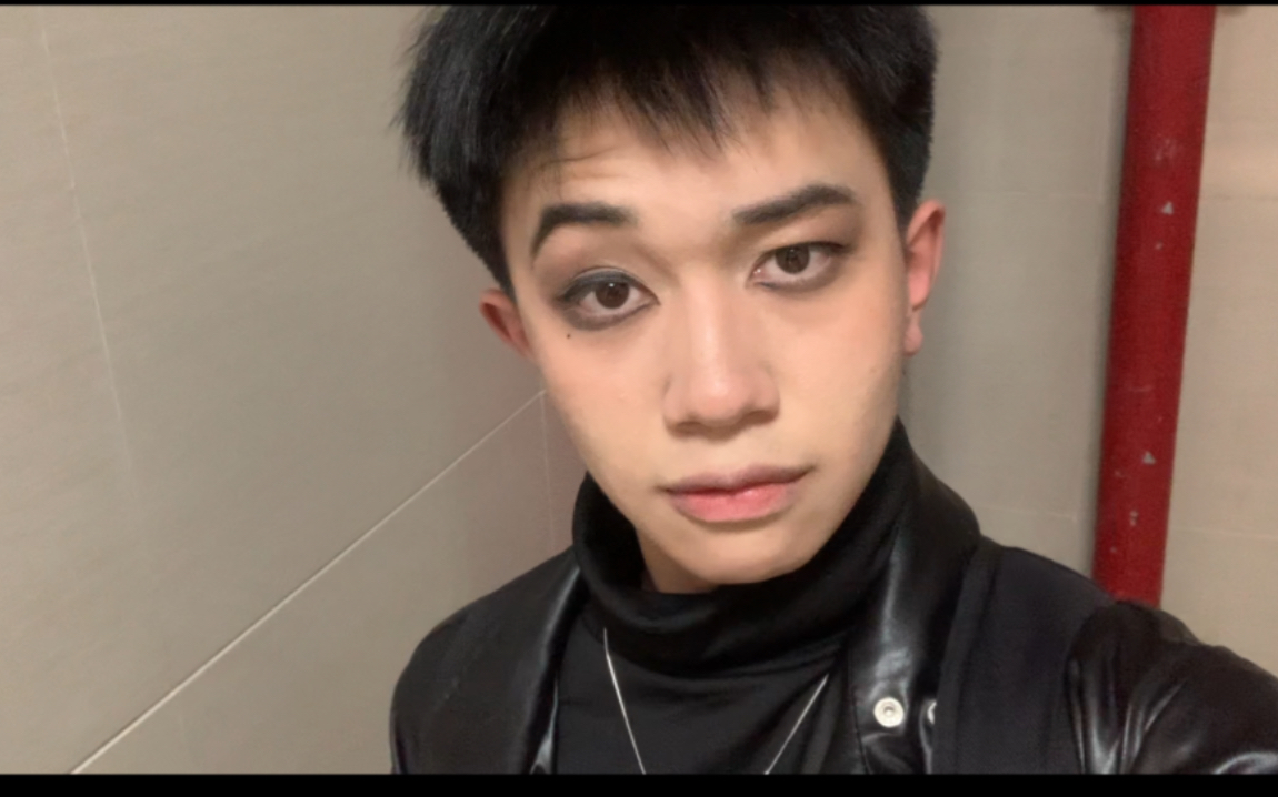 谁懂,17岁男生第一次画烟熏妆