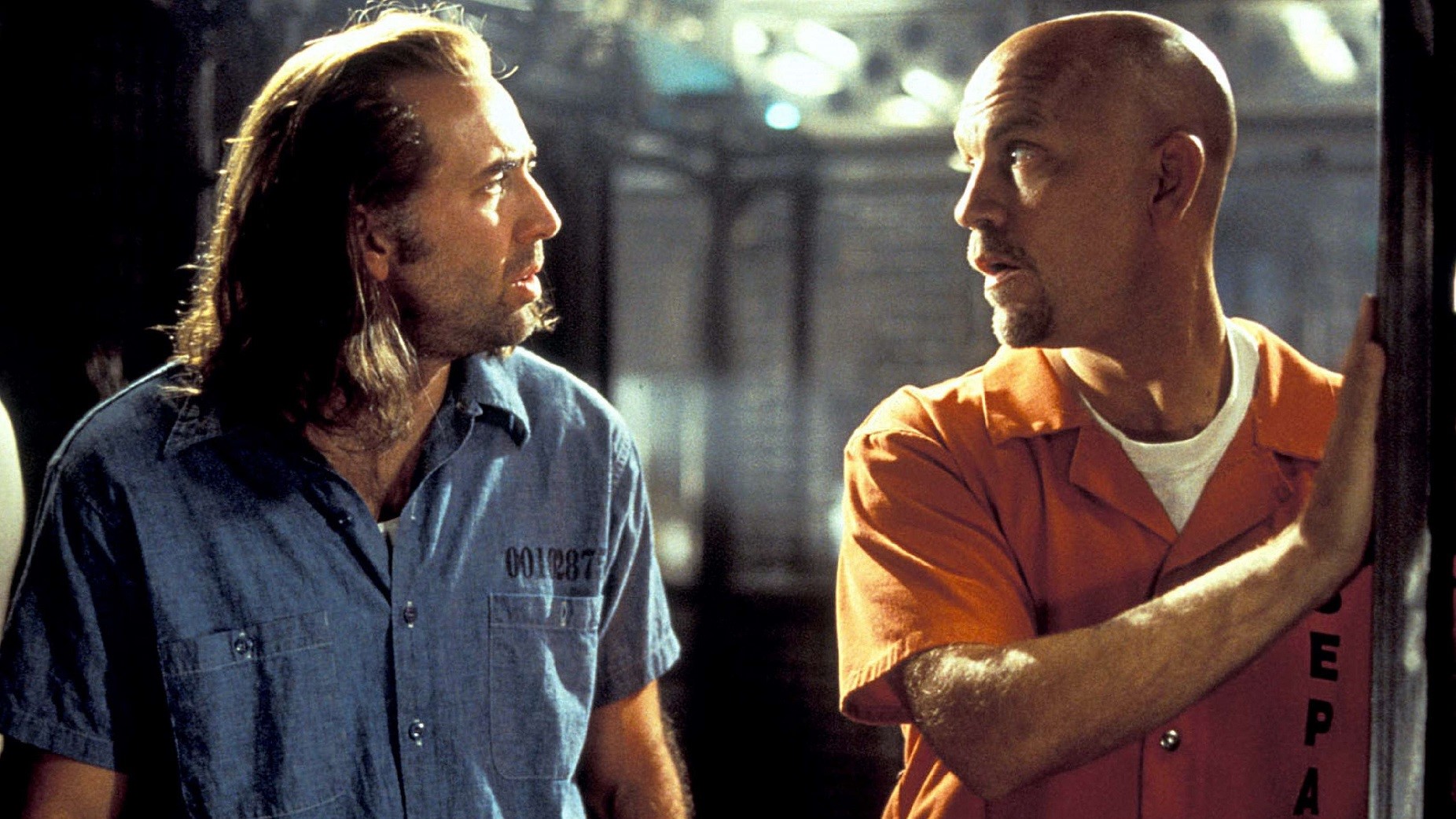 空中监狱:数十名重犯劫持一架飞机,凯奇以一己之力拯救无辜乘客_哔哩