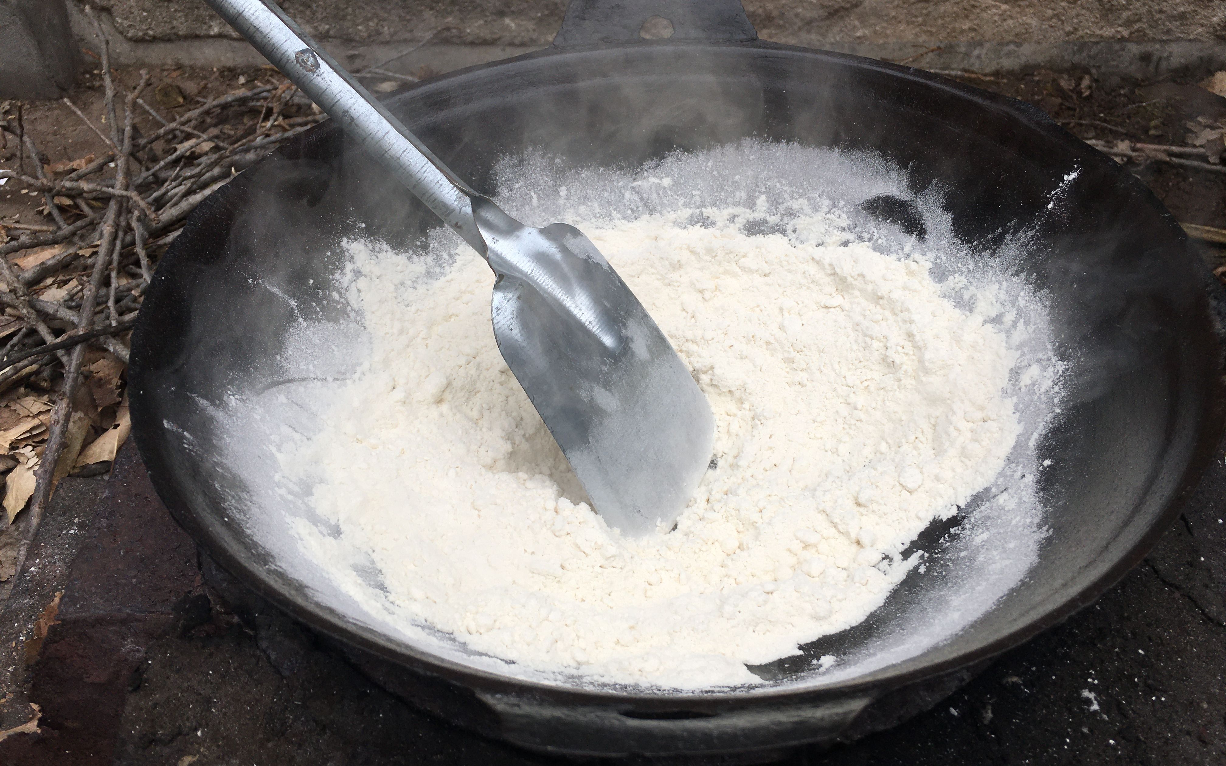 干炒白面你们吃过吗加上一把花生碎7080后的早餐忆苦饭