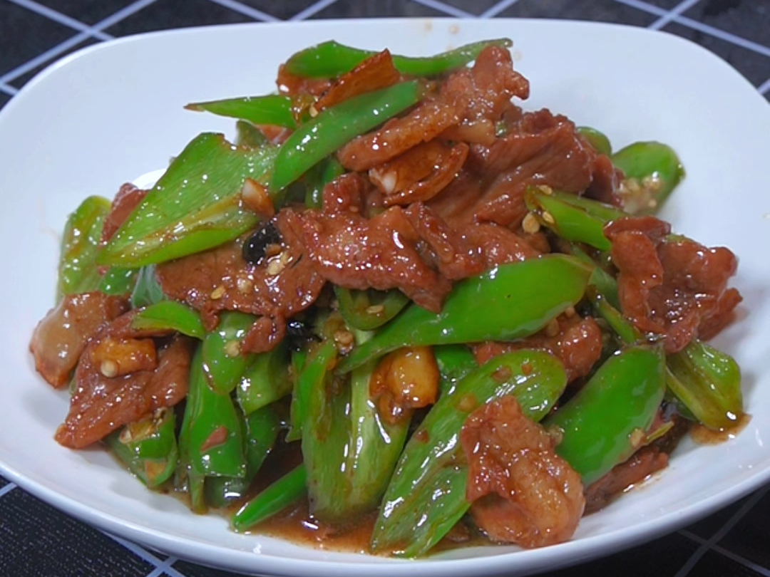 一道好吃到抢电饭煲的家常辣椒炒肉,虽然做法简单,却是妈妈的味道