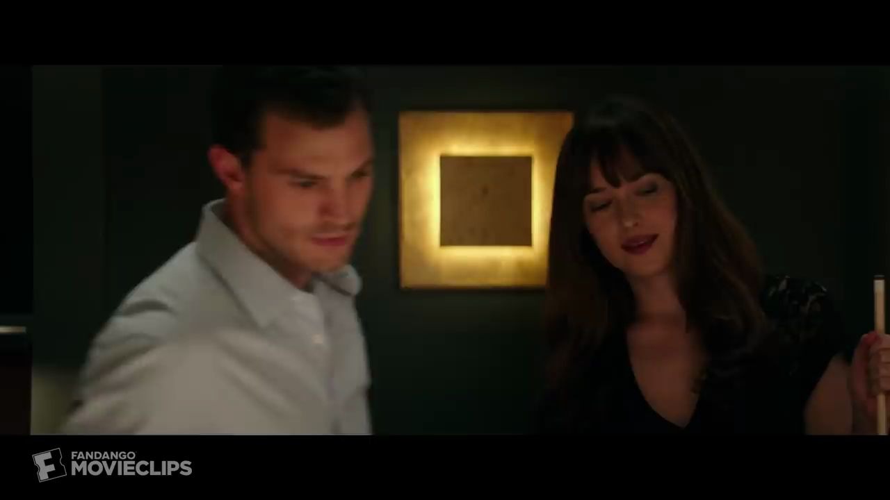 [图]【Fifty Shades Darker 】 性感场面-达妹跟南叔在线教你玩桌球 A Friendly Wager Scene (510) Movieclips