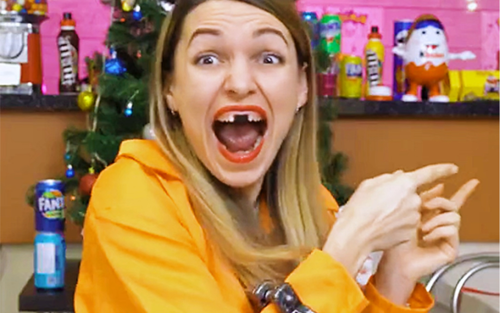 美女假装用牙开瓶盖,把老公吓懵了!