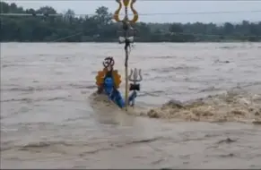 Télécharger la video: 恒河泛滥，湿婆被淹洗澡