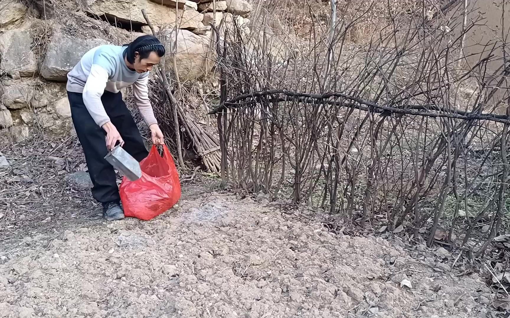 他辞去外卖员万元高薪,学陶渊明隐居种豆南山采菊东篱,亲戚朋友都不理解.哔哩哔哩bilibili