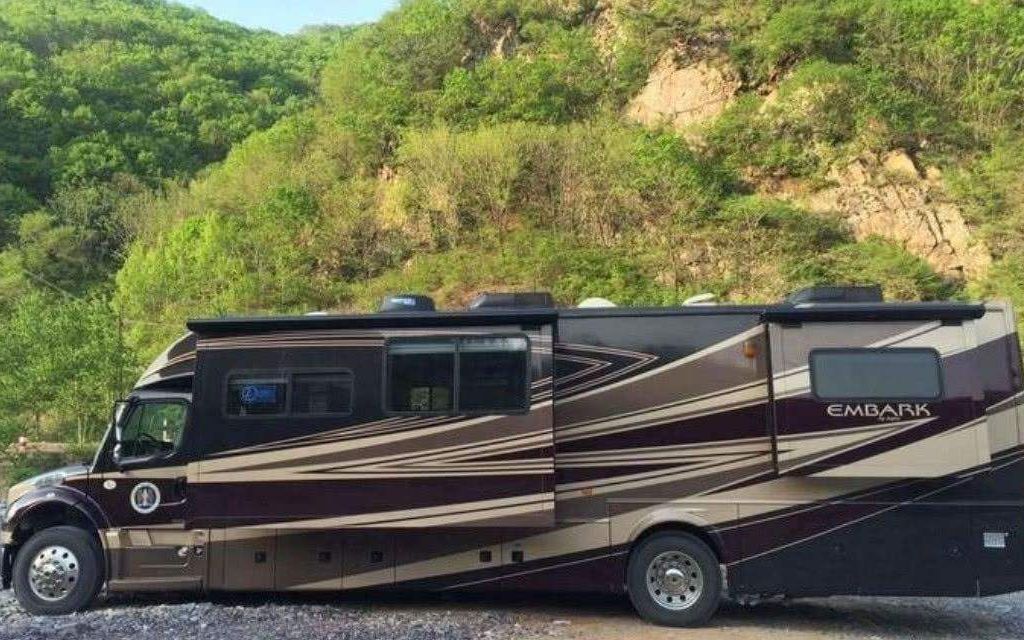 来看一下成龙大哥的房车,全球仅此一辆,有它都不用去酒店了_哔哩哔哩