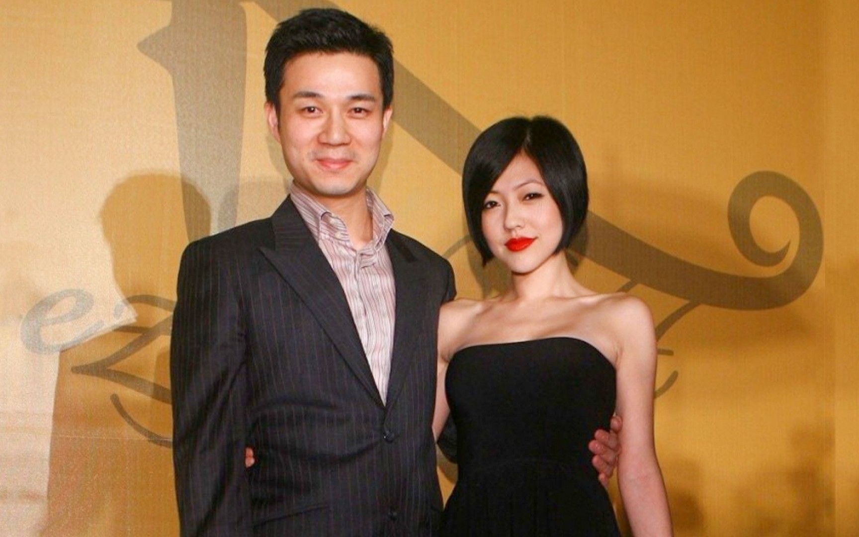 小s回应许雅钧和辣妹去夜店,称彼此相爱最重要,晒男方吃剩大餐