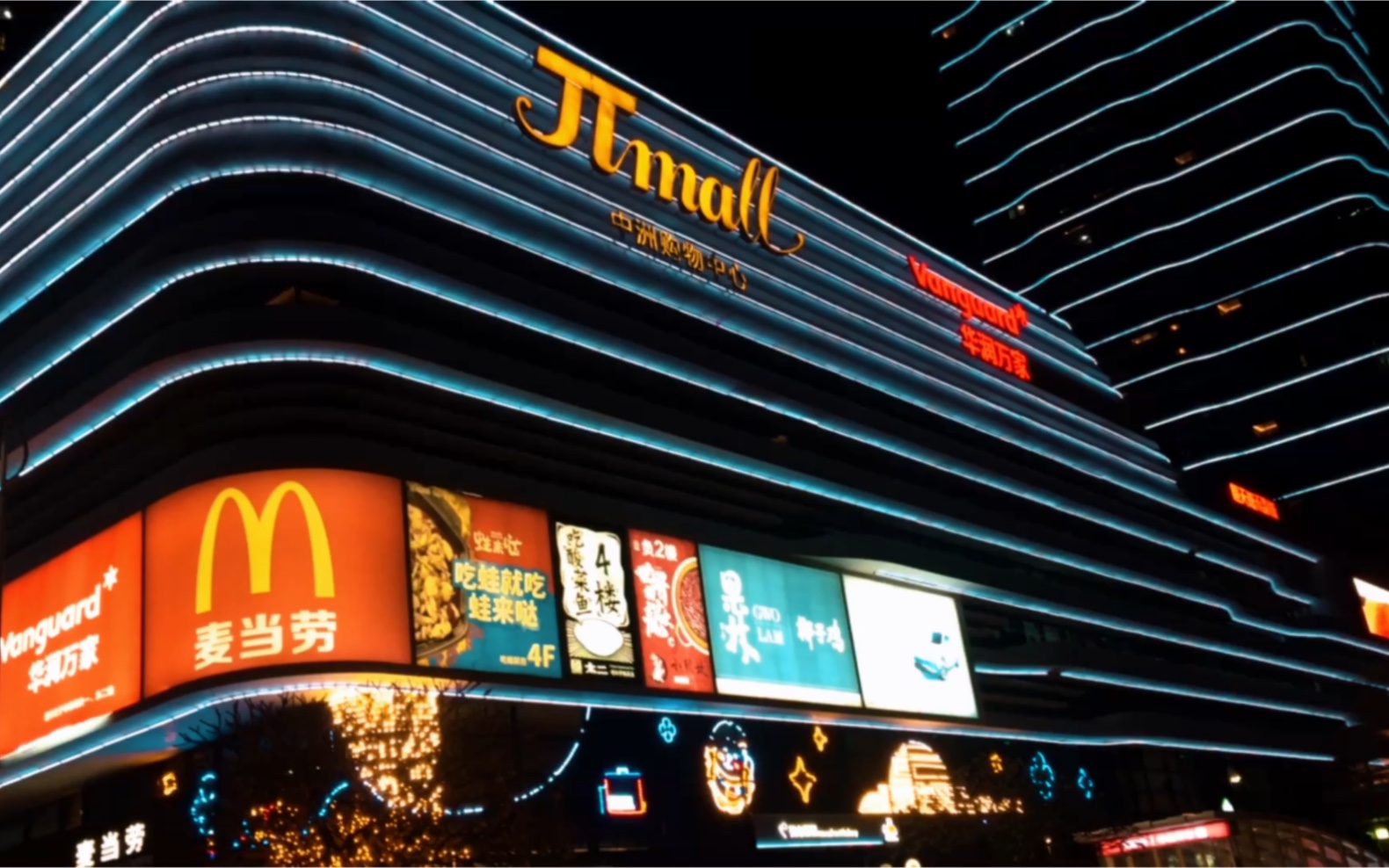 深圳宝安中洲购物中心,晚上的人气还挺旺的!