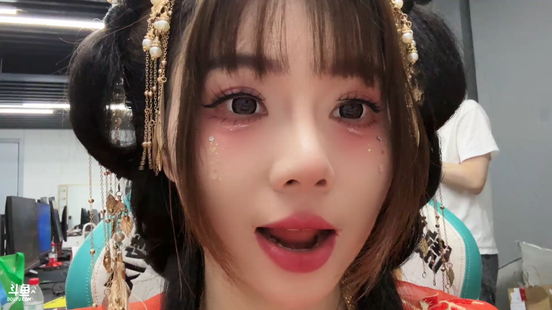 《赤小兔直播日记》线下赛后台汉服观光