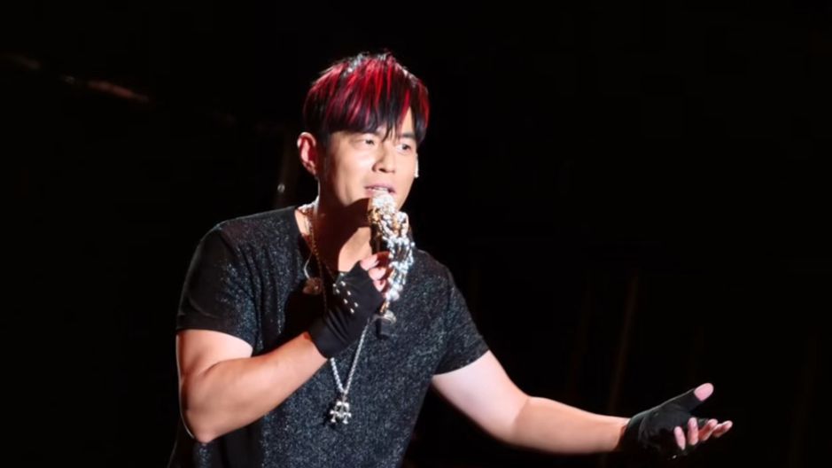 【周杰伦】哭了！点歌原key《瓦解》感冒依然硬顶 黄某出来挨打 2026“爱琴海·青岛”嘉年华演唱会第一场
