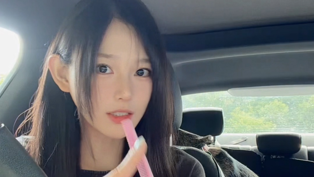 谁懂啊！！CC的小县城生活海报