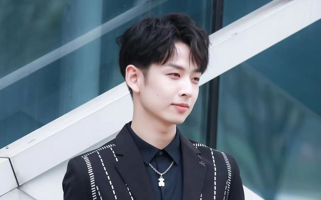 齐思钧丨20210417芒果tv春季新芒品鉴会外拍