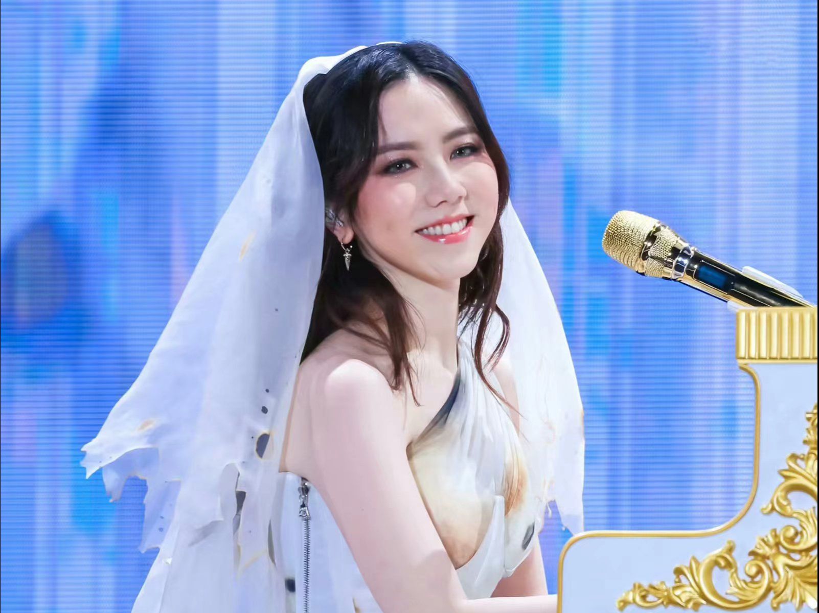 【4k正面】邓紫棋广州演唱会灰狼 来自天堂的魔鬼 talking