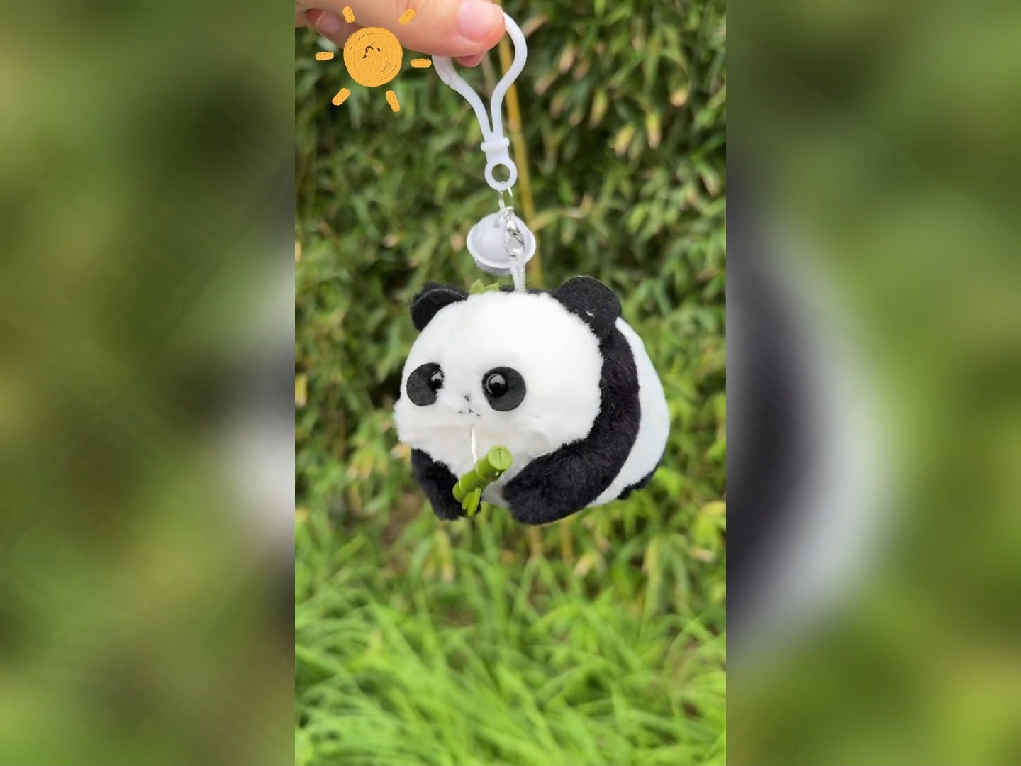 因为我太太喜欢熊猫啦!男朋友就给我安排了摇尾巴挂件耶