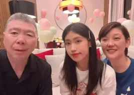 冯小刚为妻子甜蜜庆生，徐帆轻吻老公爱意十足，18岁女儿变化太大