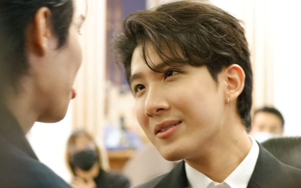 【firstkhaotung】糖爹这眼神啊 感觉下一秒就会亲上去