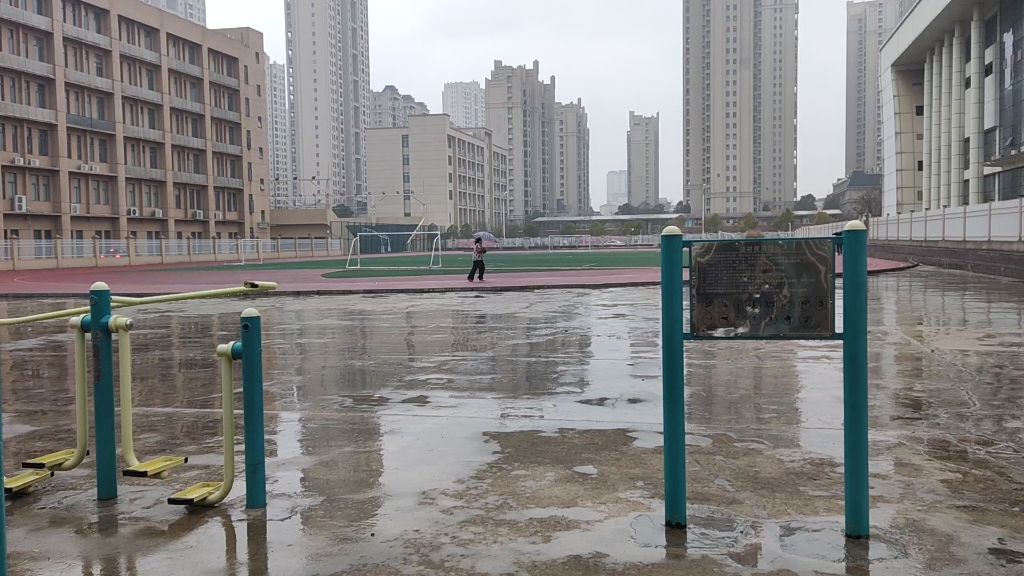 [图]有人被窝偷欢 有人雨中不甘