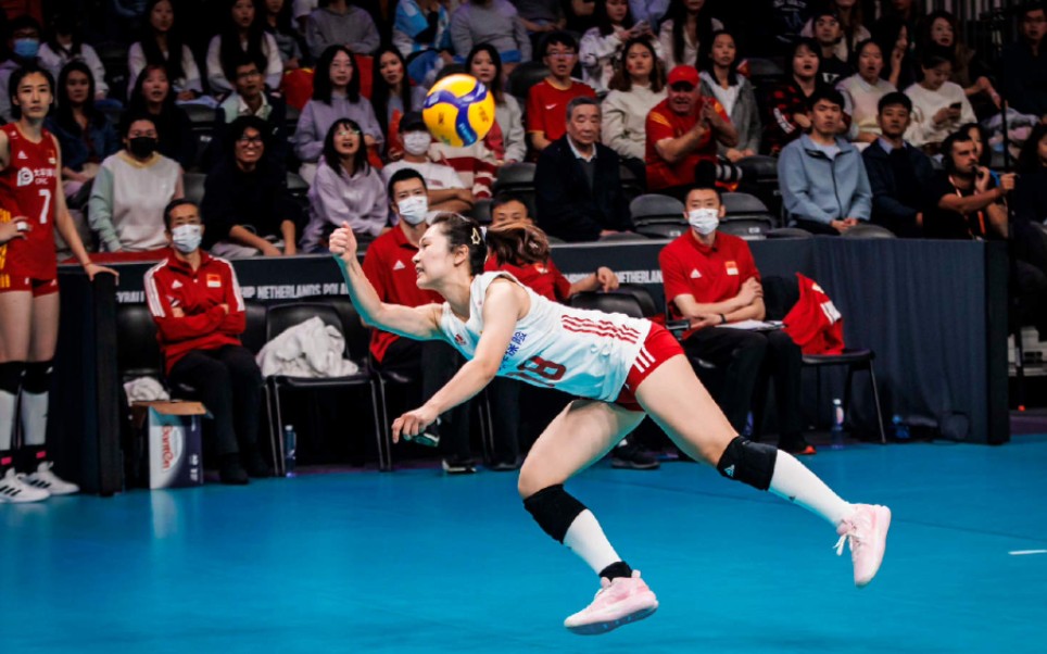 【中国女排】李盈莹把对手打穿了!王梦洁自由人真不错飞身救球!