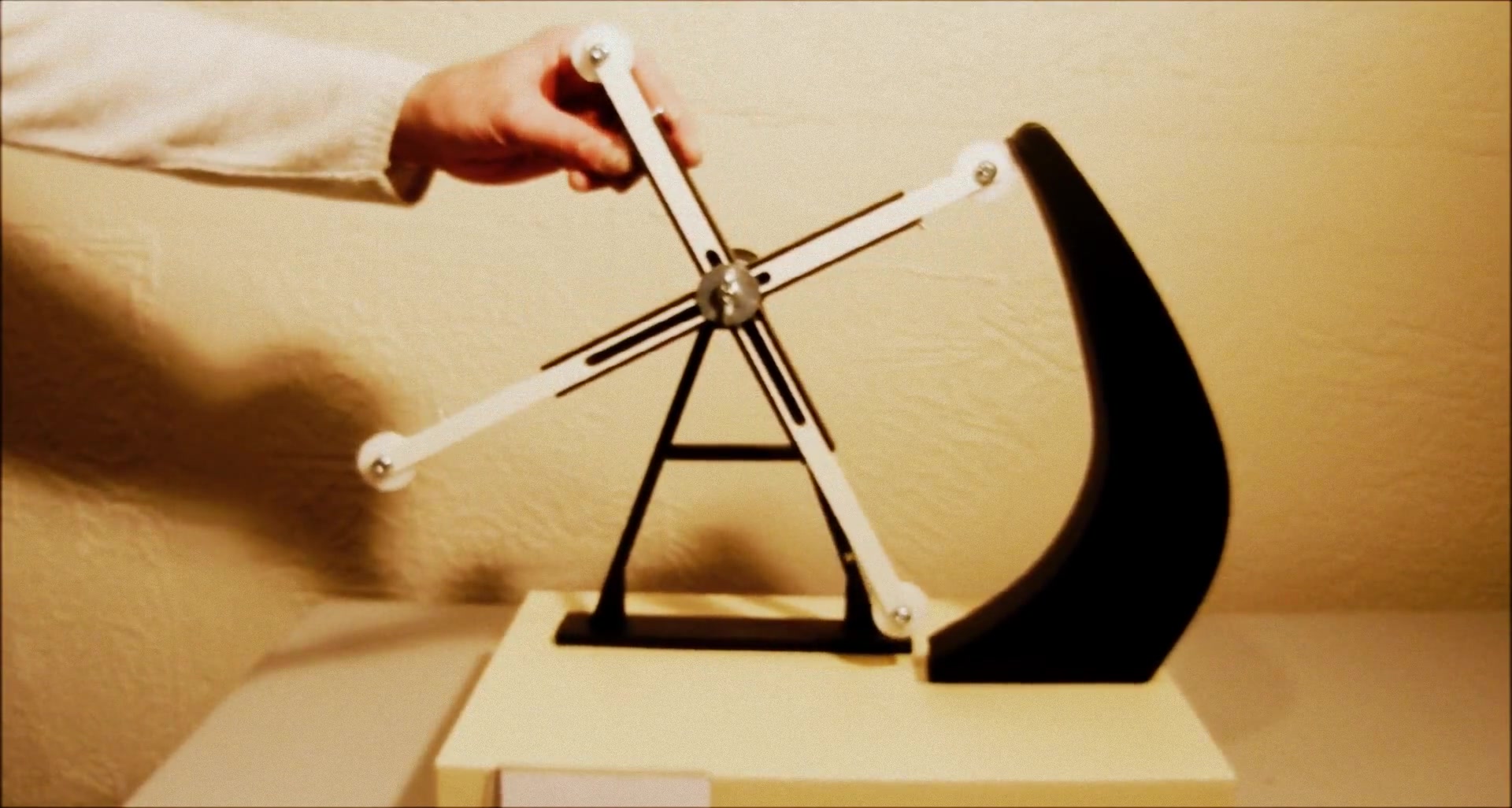 【撬开牛顿棺材板系列】永动机 - 第三十七部:弹簧十字平衡永动机