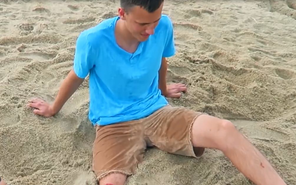 [图]【Youtube】鲨鱼咬断腿恶作剧及制作方法 SHARK ATTACK BEACH PRANK!! - HOW TO PRANKS